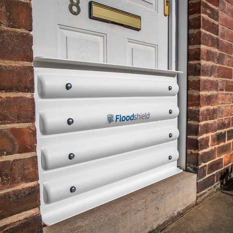 Floodshield : le batardeau de porte qui se clipse en 2 minutes, sans outil