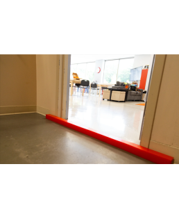 Insta-Dam rouge en travers d'un seuil de porte de bureau